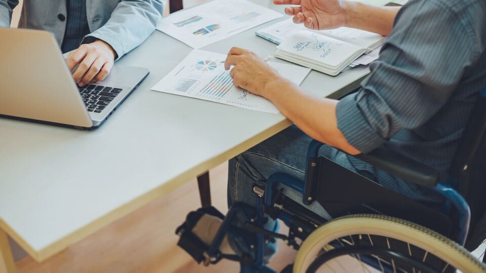 Requisitos para solicitar disability por enfermedad en Boston 2026