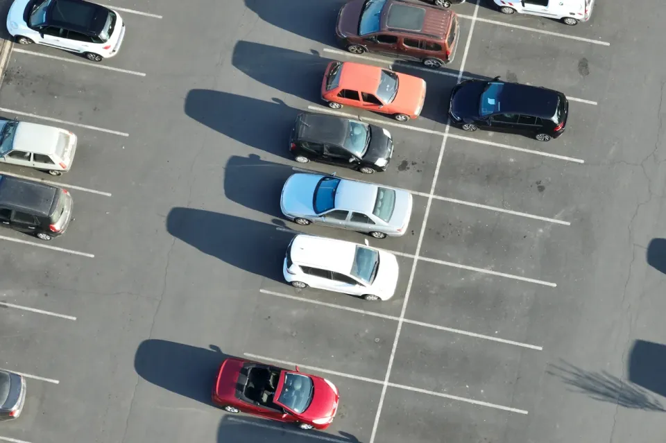 Accidente en estacionamiento en Massachusetts: ¿quién tiene la culpa?